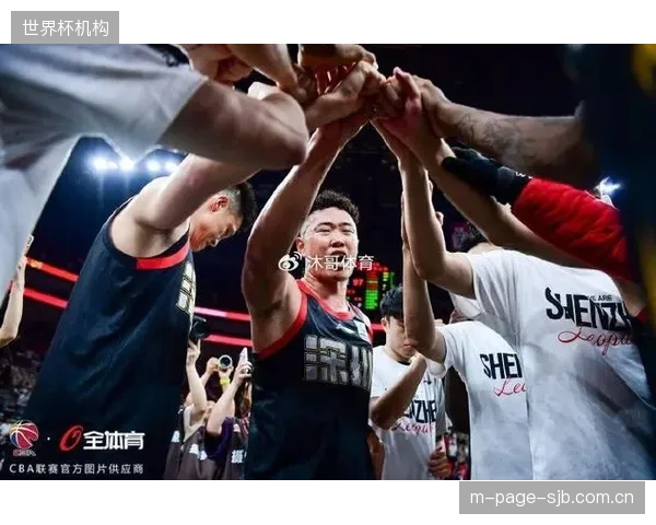 贺希宁凭借赛季全面表现首获MVP,深圳队后场双核驱动成关键。 贺希宁凭借赛季全面表现首获MVP,深圳队后场双核驱动成关键。